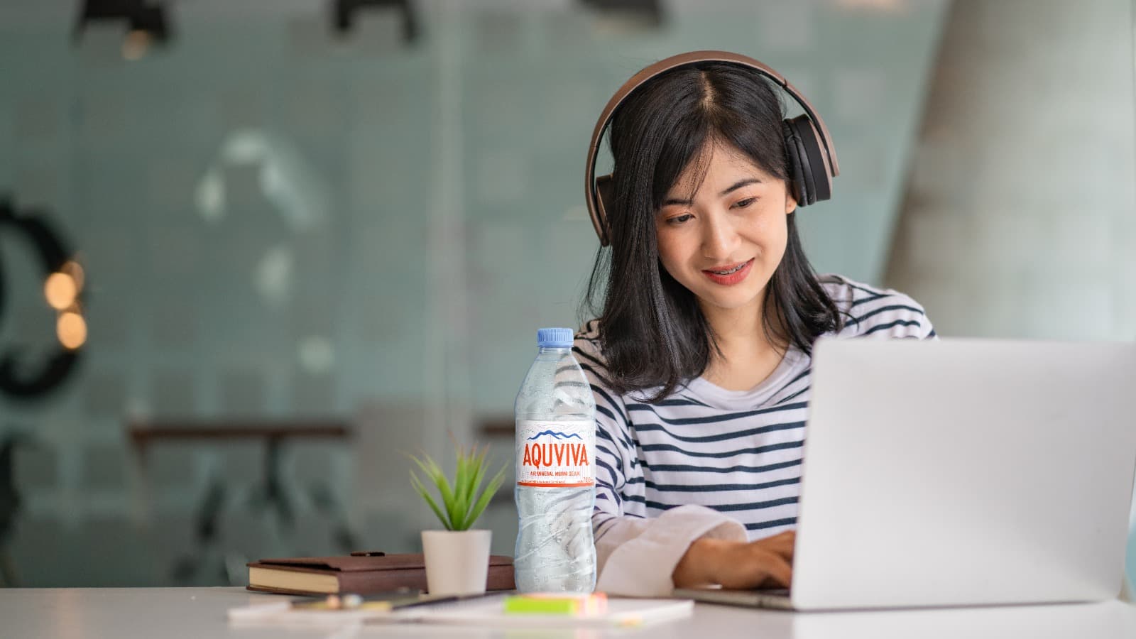 Starter Pack Kaum Produktif: Laptop, Earphone, dan Air Mineral