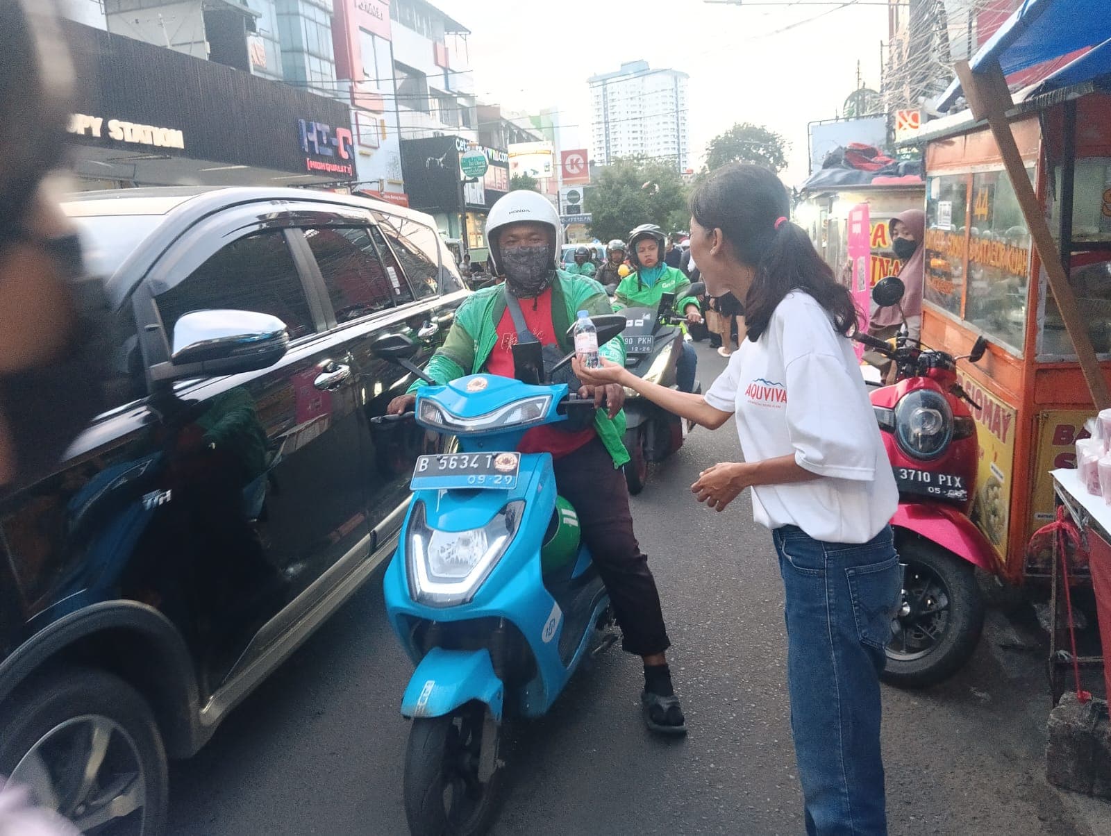 AQUVIVA Berbagi Sejuknya Ramadan dengan Bagikan 450 Ribu Botol Air Mineral