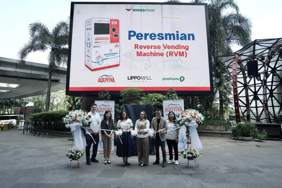 Reverse Vending Machine Inovasi AQUVIVA bersama Plasticpay di Tengah Kota Jakarta