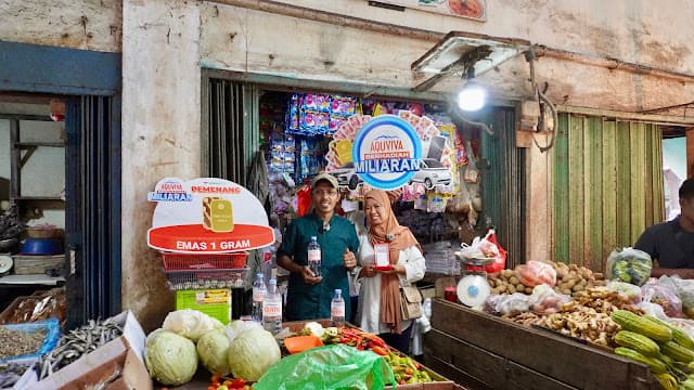 Rezeki Sejuk dari AQUVIVA, Pedagang Sayur Dapat Emas di Tengah Aktivitas Pasar